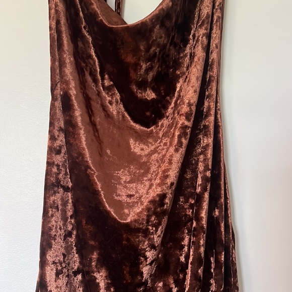 Brown velvet low back dress - Picture 2 of 4